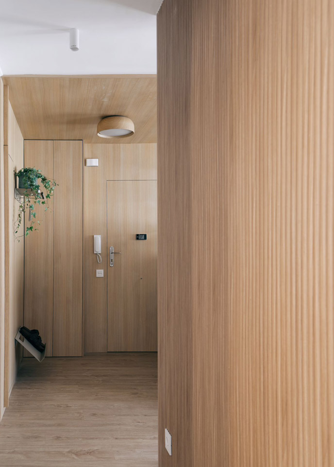 Mujer en la playa sujetando la luna